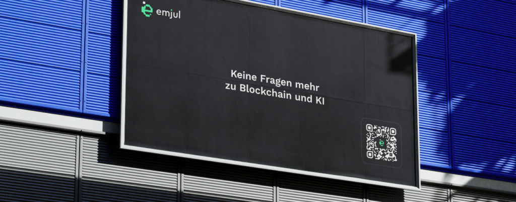 Schwarzes Werbeplakat mit weißem Text "Keine Fragen mehr zu Blockchain und KI" an blauer Gebäudeaußenwand.
