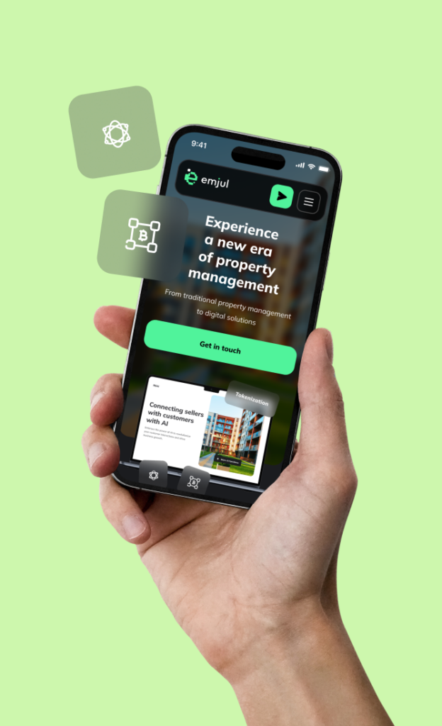 Hand hält Smartphone mit Website für digitale Immobilienverwaltung im Display vor grünem Hintergrund