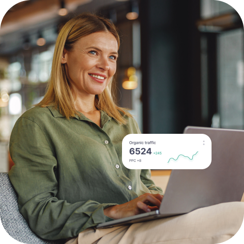 Frau mit grünem Hemd arbeitet am Laptop, daneben Statistik zu organischem Traffic mit 6524 und positivem Trend.