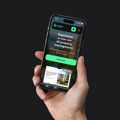 Hand hält Smartphone mit geöffneter Website für digitales Immobilienmanagement und grünem Button.