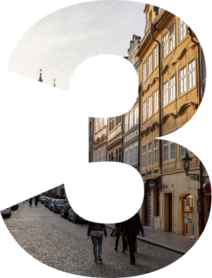 Blick durch geöffnete Zahl 3 auf belebte Kopfsteinpflasterstraße und historische Häuserfassaden