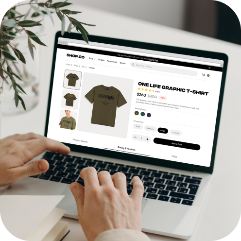 Person bestellt ein grünes Grafik-T-Shirt online auf einem Laptop.