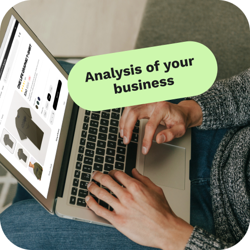 Person tippt auf Laptop mit Online-Shop-Seite, grüne Sprechblase mit englischem Text 'Analysis of your business'