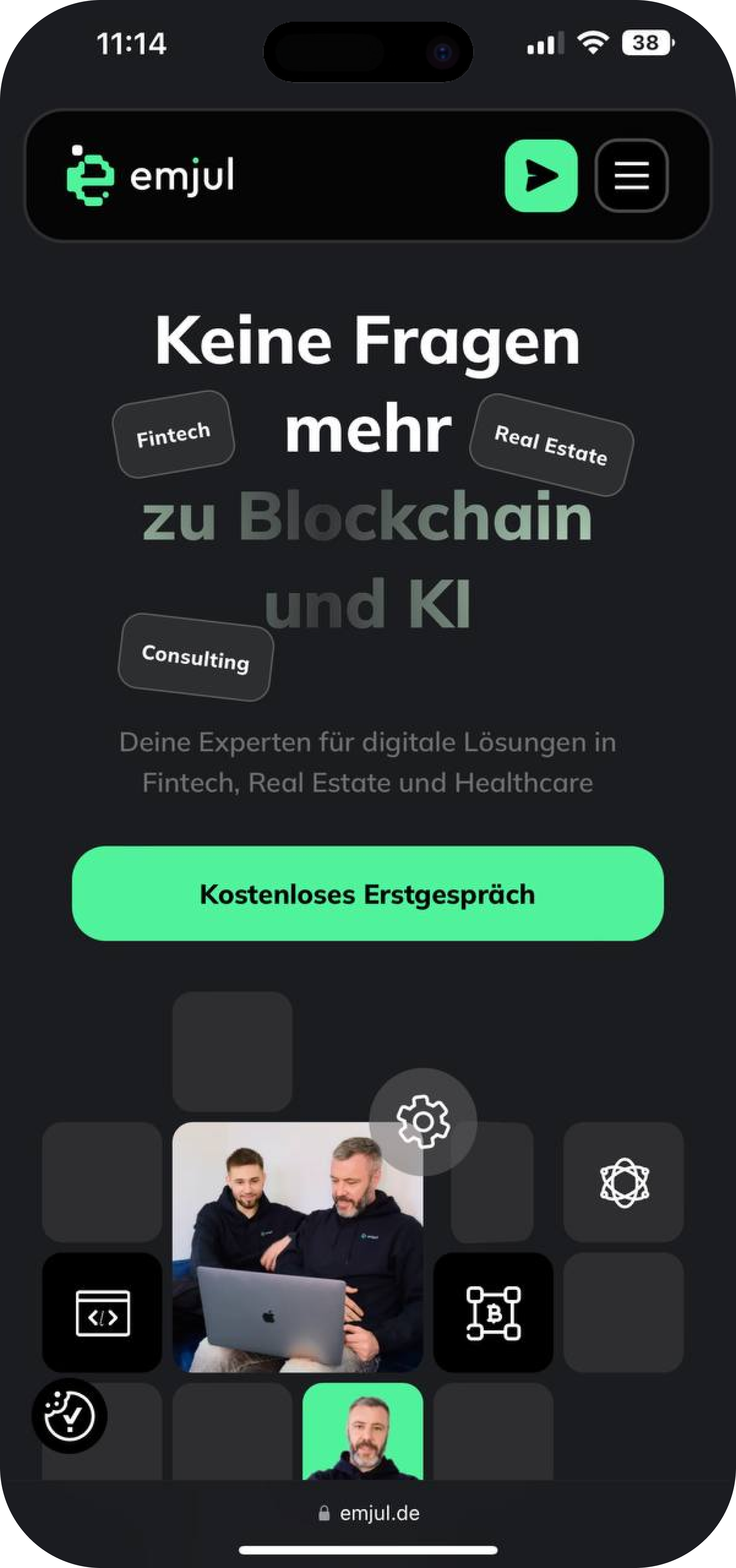 Mobile Webseite von emjul mit Text zu Blockchain, KI und digitaler Beratung in Fintech und Real Estate