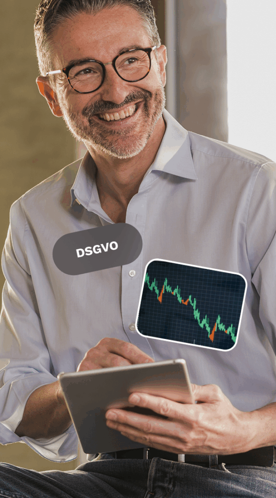 Lächelnder Mann mit Brille und Hemd, der auf einem Tablet arbeitet, mit dem Text "DSGVO" und einem Chart mit fallenden grünen und roten Linien.