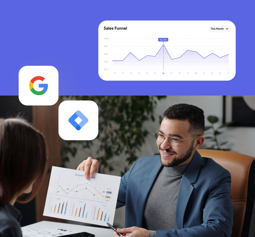 SEO Agentur Berlin Design030. Beratungsgespräch zwischen zwei Personen, bei dem ein Mann mit Brille Diagramme und Statistiken zeigt, eingeblendet sind Google- und Jira-Logos sowie eine Verkaufsdiagramm-Grafik.